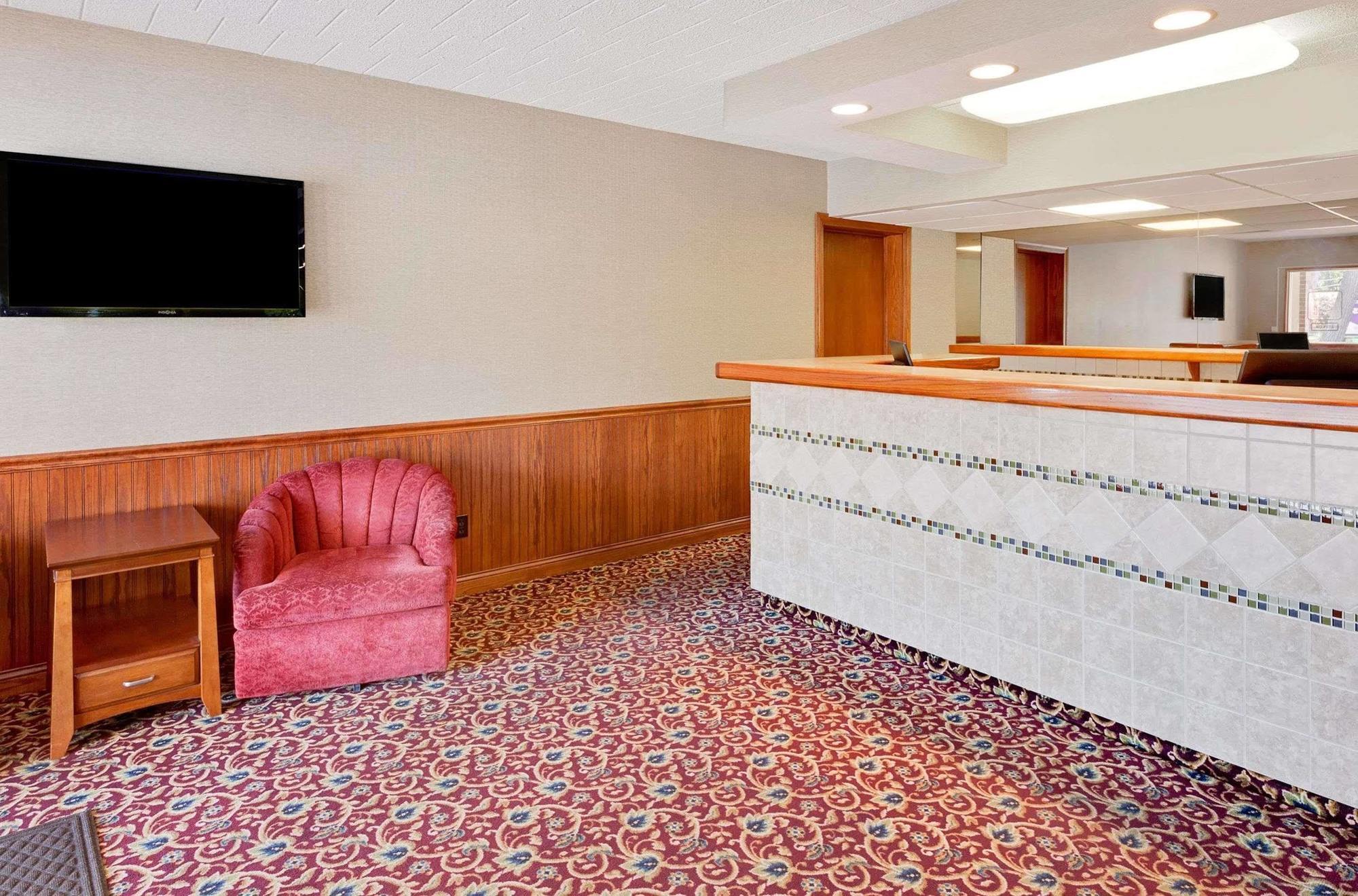Super 8 By Wyndham Traverse
