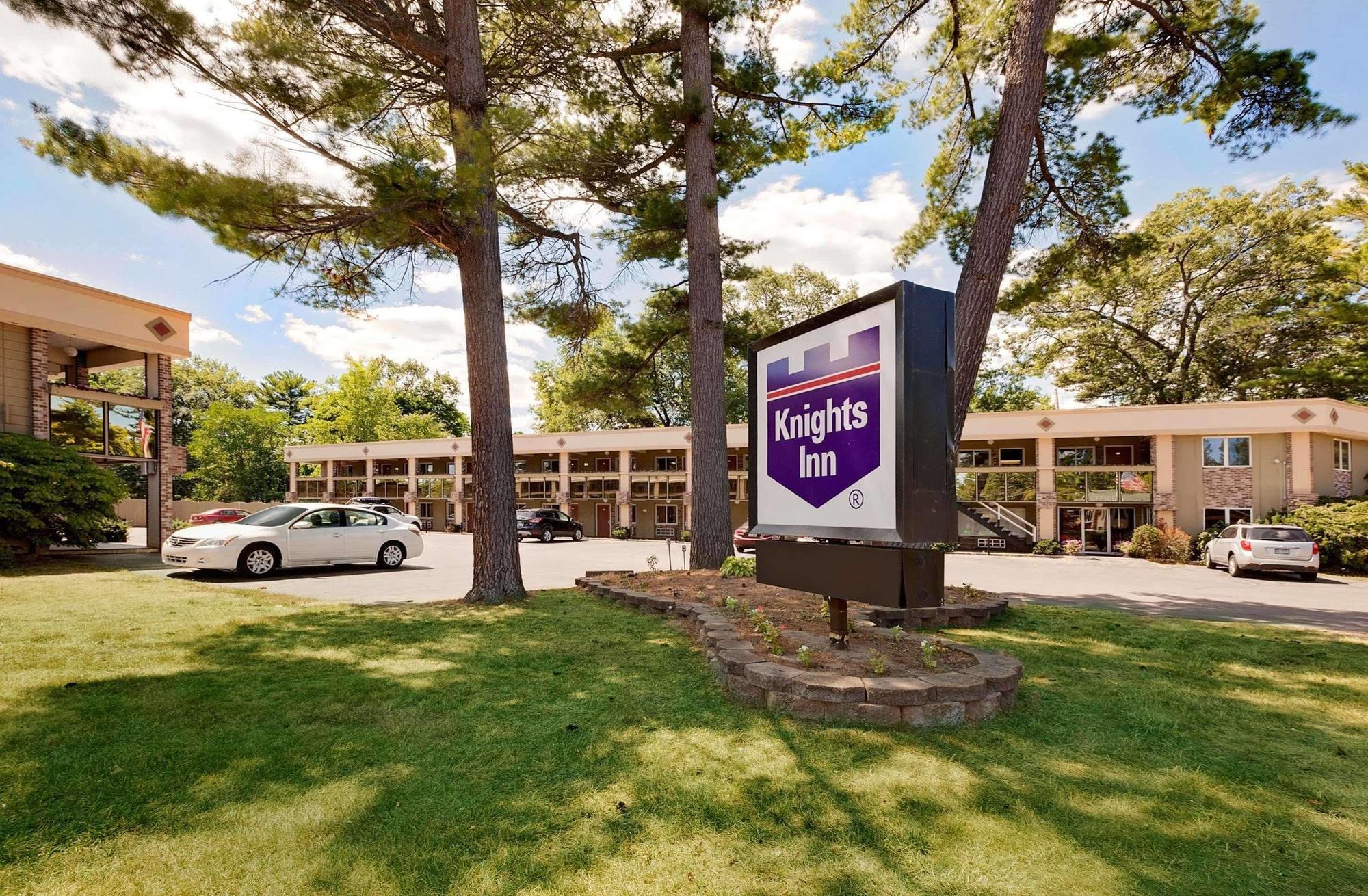 Super 8 By Wyndham Traverse Hotel