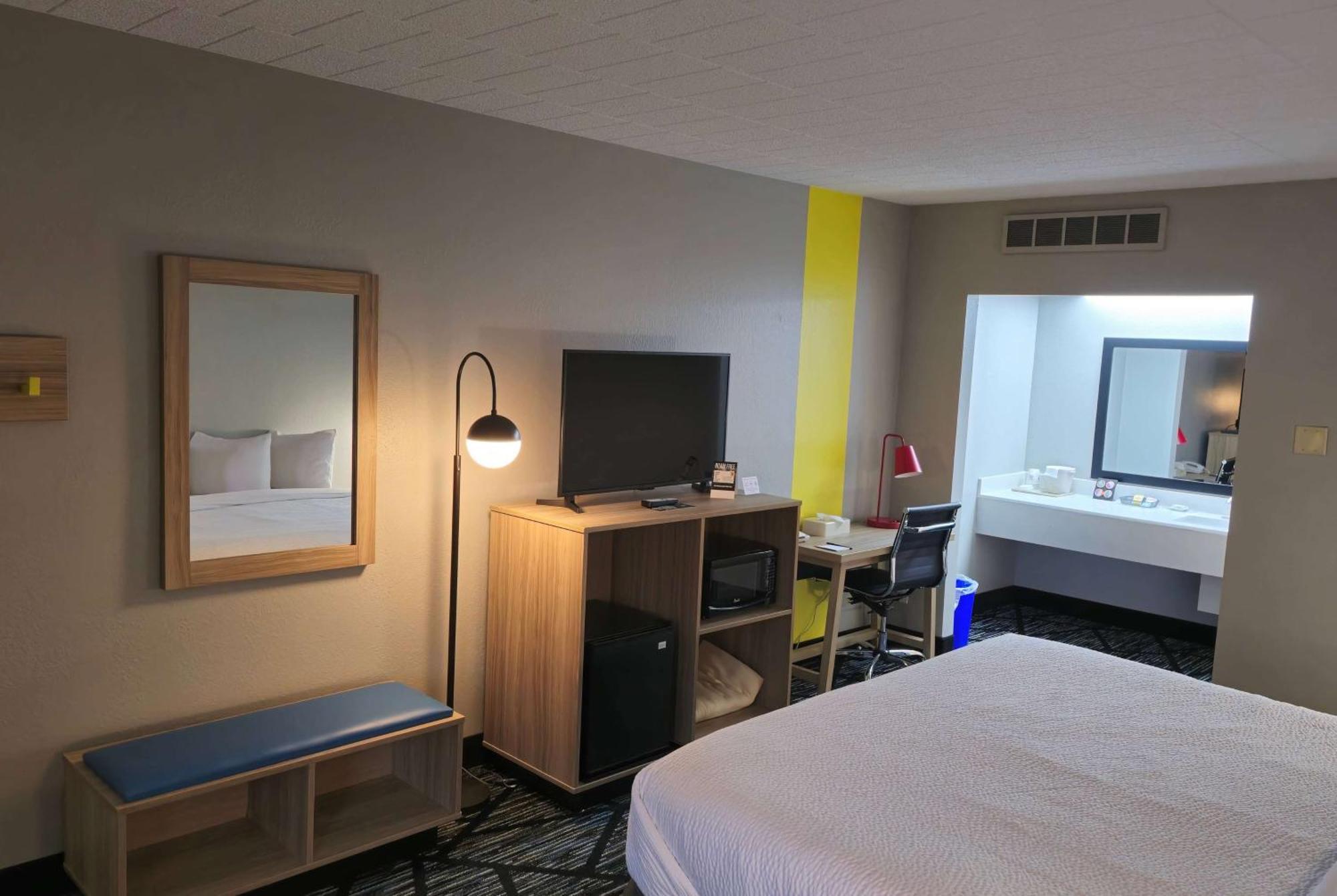 Super 8 By Wyndham Traverse