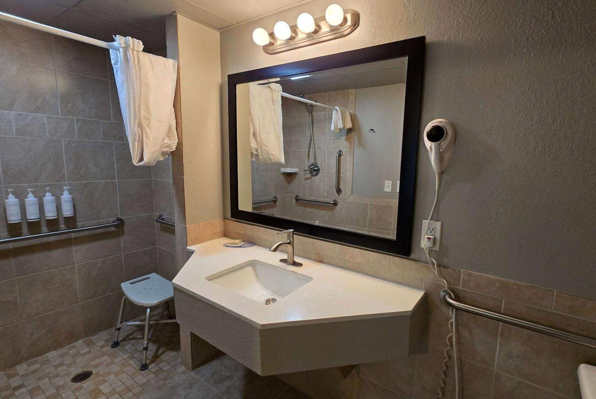 Hotel Super 8 By Wyndham Traverse 2*