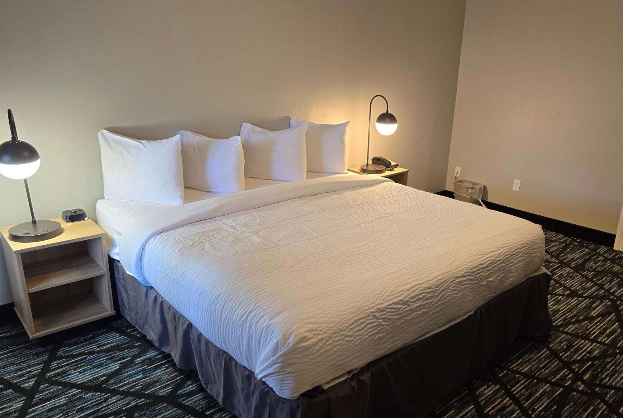 Super 8 By Wyndham Traverse Hotel 2*