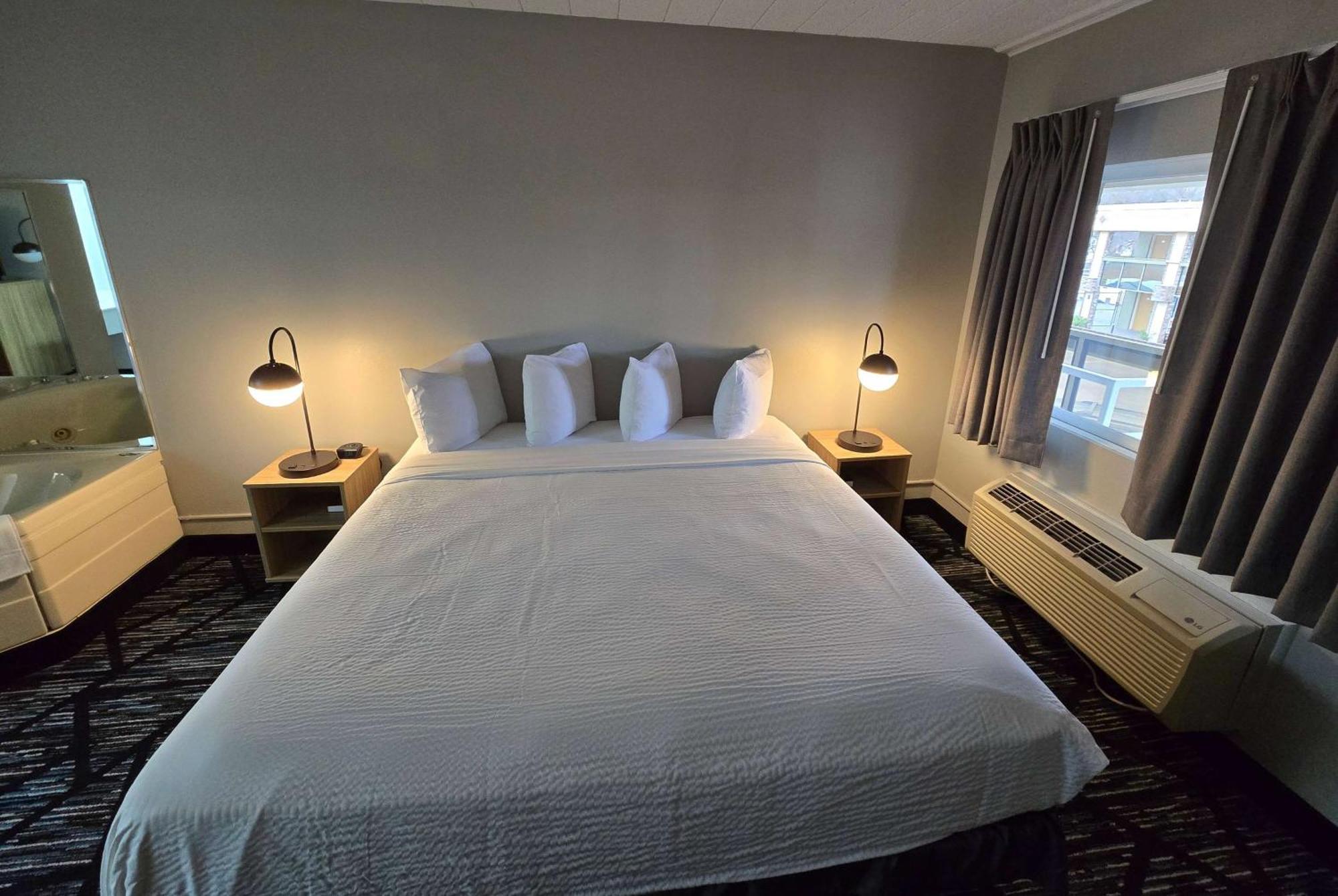 Super 8 By Wyndham Traverse Hotel